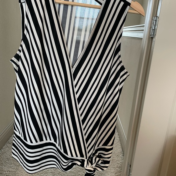 Blouse with a tie on the lower left side - Picture 3 of 3